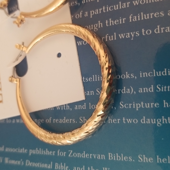 Ellen Tracy gold earing - Picture 3 of 3